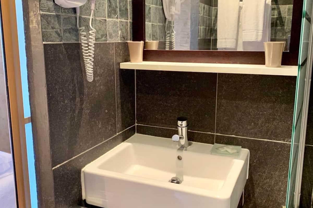 deep-soaking bathtub, hair dryer, towels