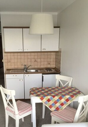 Standard-Apartment, Mehrere Betten, Gartenblick | Eigene Küche | Kühlschrank, Mikrowelle, Herdplatte, Wasserkocher mit Kaffee-/Teezubehör