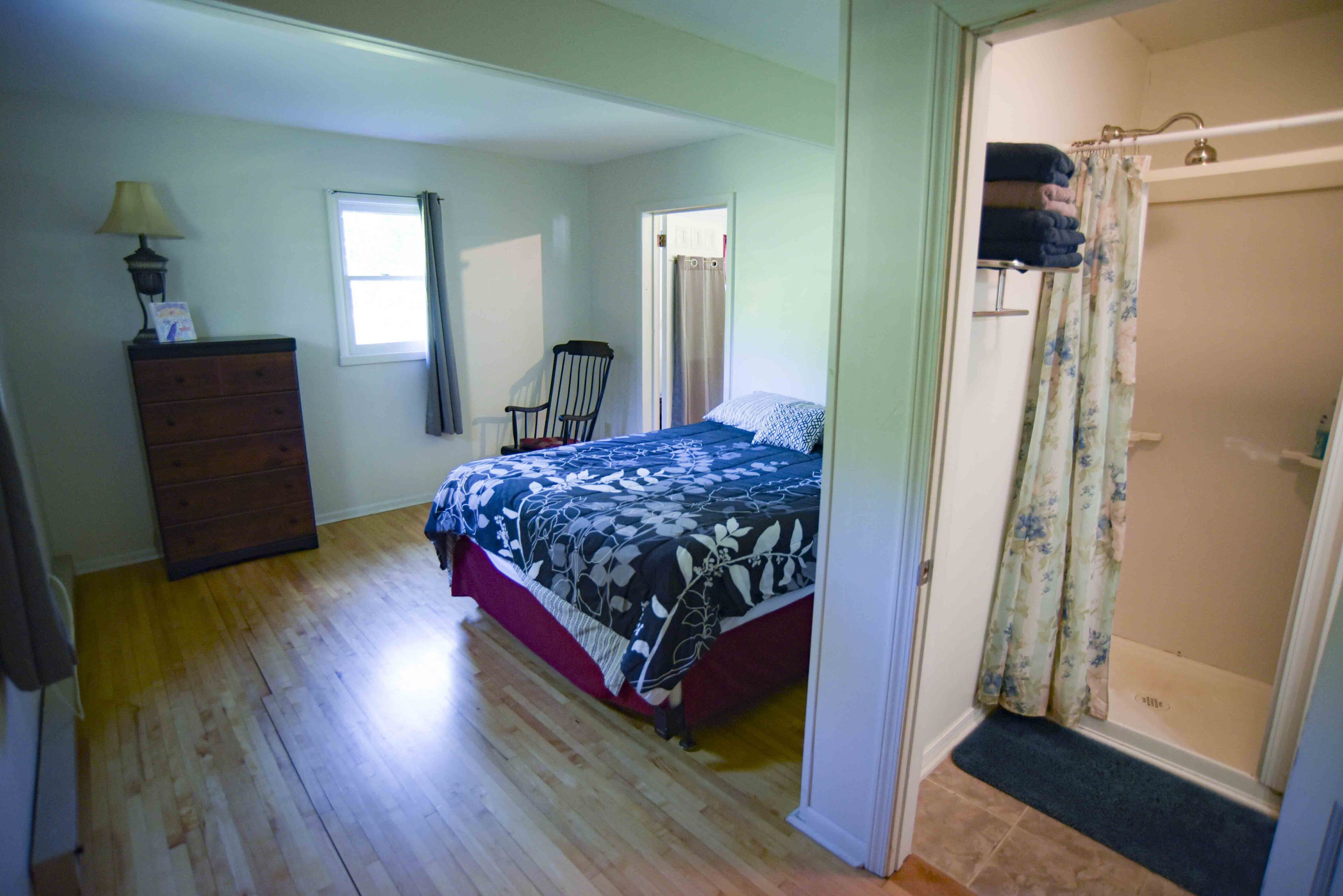 Hunt Hollow Hideaway: log-off & soak in the spa, visit waterfalls and wineries