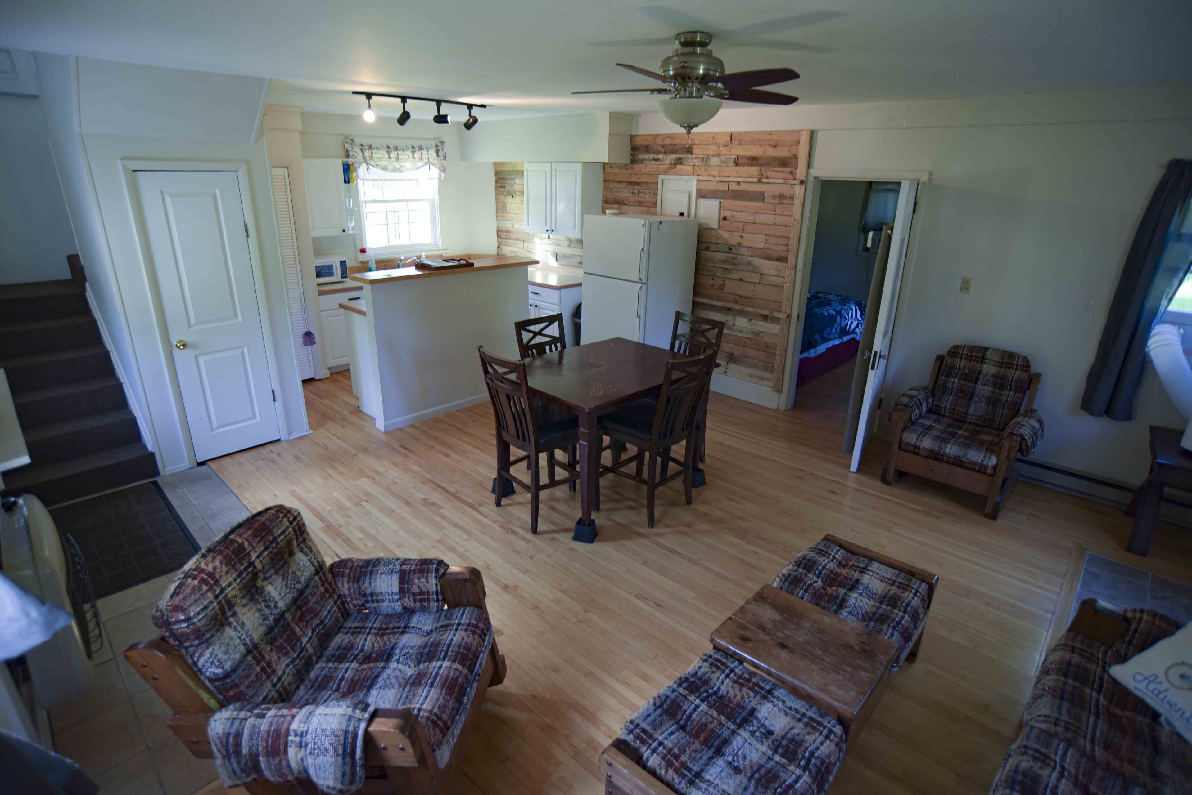 Hunt Hollow Hideaway: log-off & soak in the spa, visit waterfalls and wineries