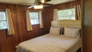 2 bedrooms, iron/ironing board, free WiFi, bed sheets - Suwannee River Bungalow (Old Town)