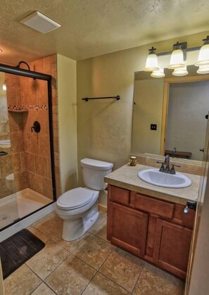 Shower, hair dryer, towels - Goldcamp Launchpad - Location, Hike & Hot Tub! (Breckenridge)