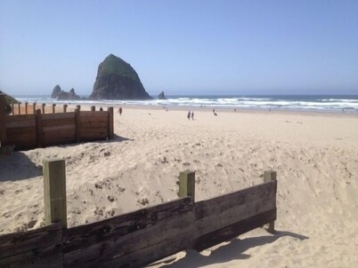 The Haystack House-Cannon Beach Oceanfront Home Steps to Haystack Rock & Midtown