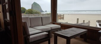 The Haystack House-Cannon Beach Oceanfront Home Steps to Haystack Rock & Midtown