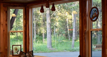Beautiful cabin nestled in the whispering Aspens of Island Park, Idaho. 5 STAR!