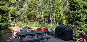 Outdoor dining - Beautiful cabin nestled in the whispering Aspens of Island Park, Idaho.  5 STAR! (Island Park)