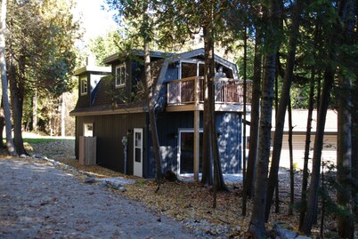 Beautiful Vacation Home On Lake Huron - WiFi, Beach Fire Pit, Bridge View