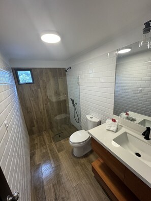 Shower, hair dryer, towels - BEST DEAL IN HEART OF TAMARINDO. Block from the beach, walk to everything! (Tamarindo)
