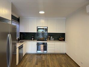 ثلاجة، ميكروويف، فرن، موقد طهي مسطح