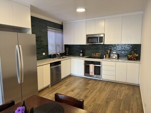 ثلاجة، ميكروويف، فرن، موقد طهي مسطح