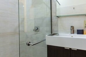 Dusche, Haartrockner, Handtücher