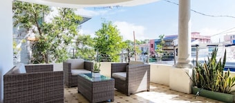 Perfect for small group or family close to everything apt 3