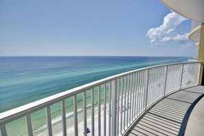 Un balcón con vista al océano y la playa.