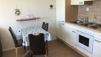 Căn hộ Tiêu chuẩn, quang cảnh vườn | Bếp riêng | Tủ lạnh, lò vi sóng, lò nướng, bếp nấu