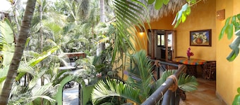 Leuk huis w. twee patio's en een dompelbad, 1 blk. van strand en stadscentrum.