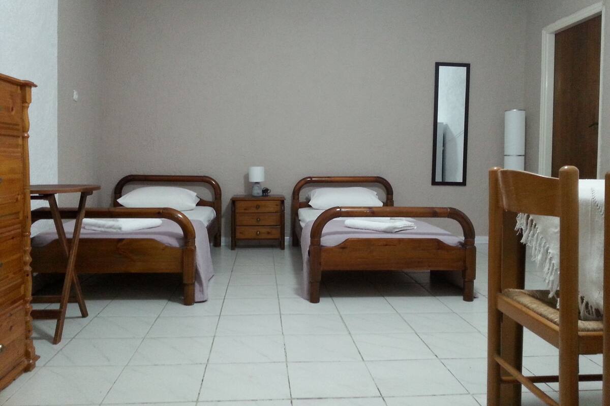 Basic Studio, 2 Twin Beds | WiFi (free), bed sheets