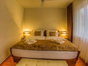 Habitación doble | Caja fuerte, escritorio, cortinas opacas y wifi gratis