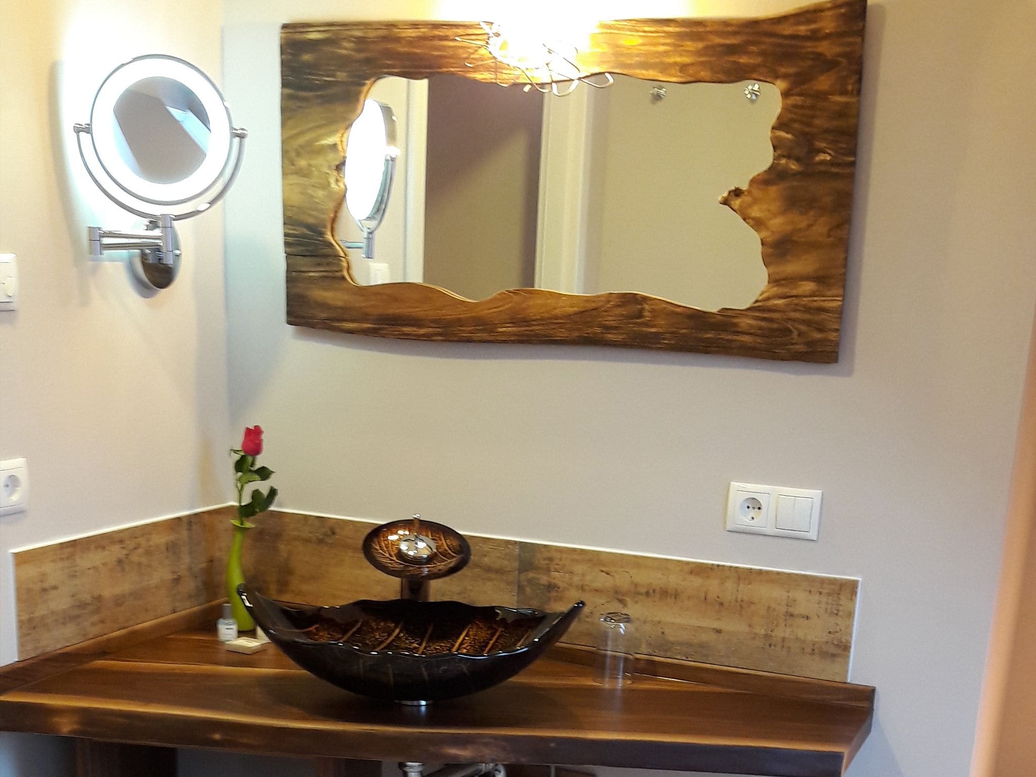 Junior Suite | Bathroom | Shower, free toiletries, hair dryer, towels