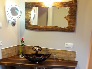 Suite Junior | Kamar mandi | Shower, perlengkapan mandi gratis, pengering rambut, dan handuk