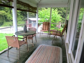 Outdoor dining - The Homestead, at Nine Pines Farm - Hot Tub and Walking Trails (Nelsonville)