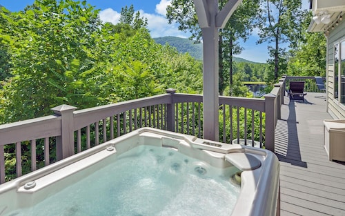 Cameron House Retreat:  Lake, wine & mountain paradise! 5 miles to Helen!