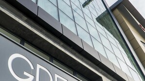 A modern building with a glass facade and a sign that reads "GREYMARK". - Greymark Hotel (Izmir)