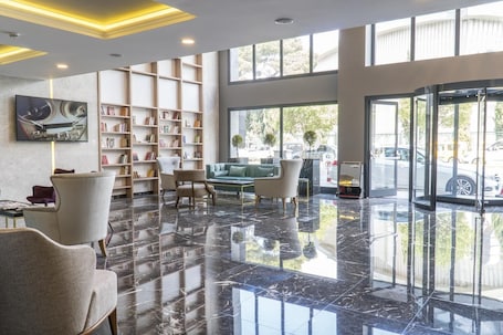 Lobby. Greymark Hotel