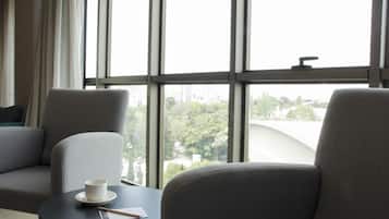 Phòng Suite Junior | Minibar, két bảo mật tại phòng, bàn, màn/rèm cản sáng