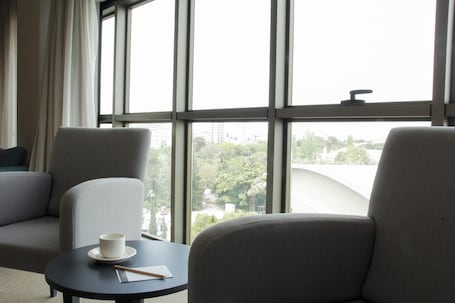 Minibar, caja de seguridad en la habitación y escritorio