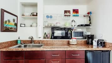 KĂŒhlschrank, Mikrowelle, Wasserkocher mit Kaffee-/Teezubehör