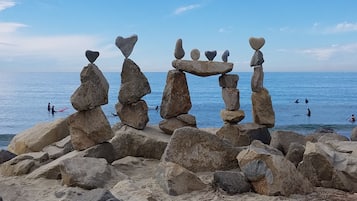 Vlak bij het strand, ligstoelen aan het strand, strandlakens