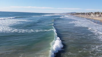 Ubicación cercana a la playa, tumbonas y toallas de playa