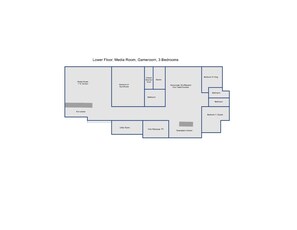 Ein Grundriss eines Hotels mit einem Medienraum, einem Spielzimmer und 3 Schlafzimmern.