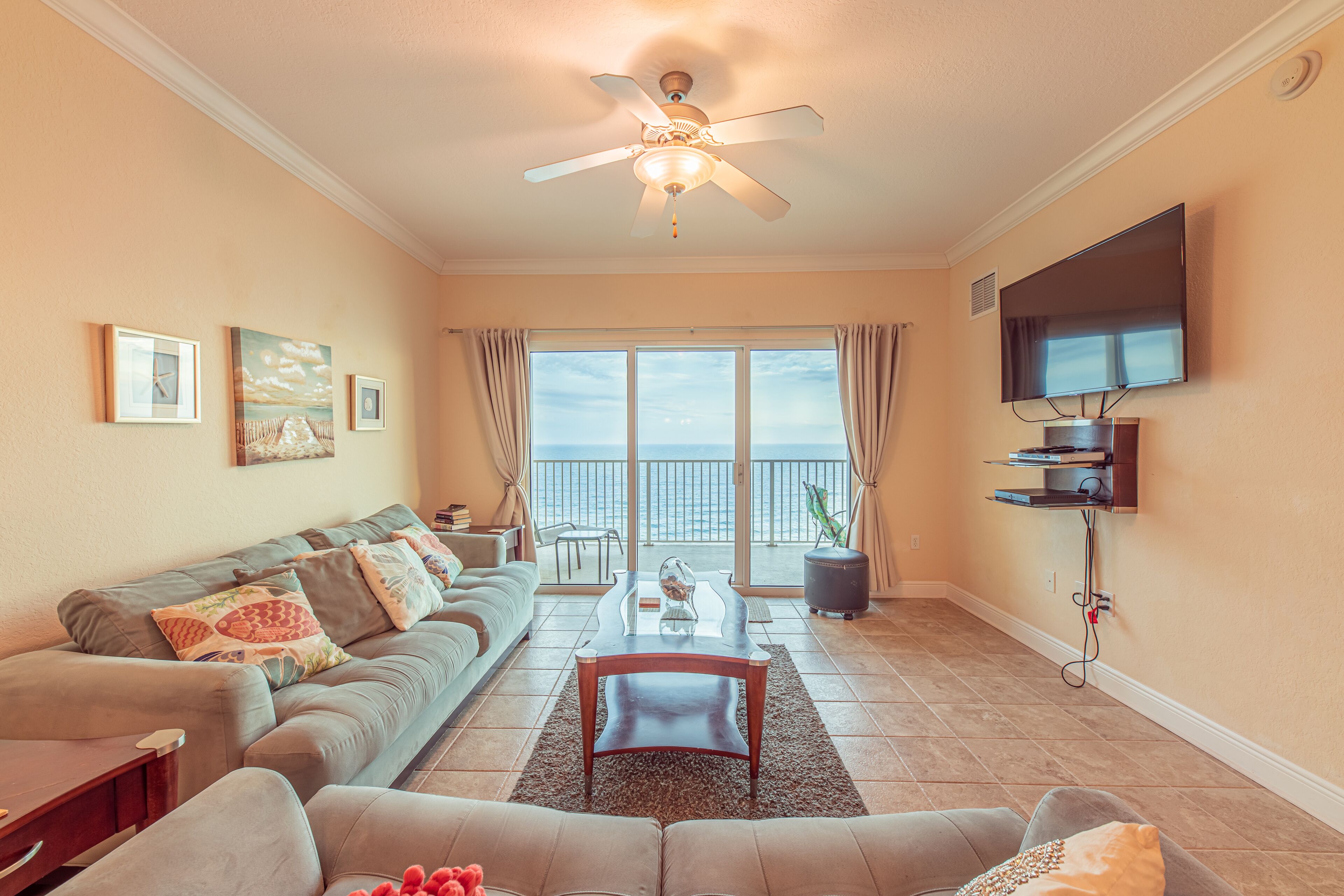 Téléviseur connecté, lecteur de DVD, table de baby-foot