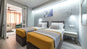 Habitación Deluxe con 2 camas individuales, balcón | 1 habitación, ropa de cama de alta calidad, escritorio y wifi gratis