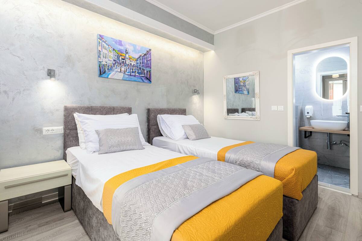 Habitación Deluxe con 2 camas individuales, balcón | 1 habitación, ropa de cama de alta calidad, escritorio y wifi gratis