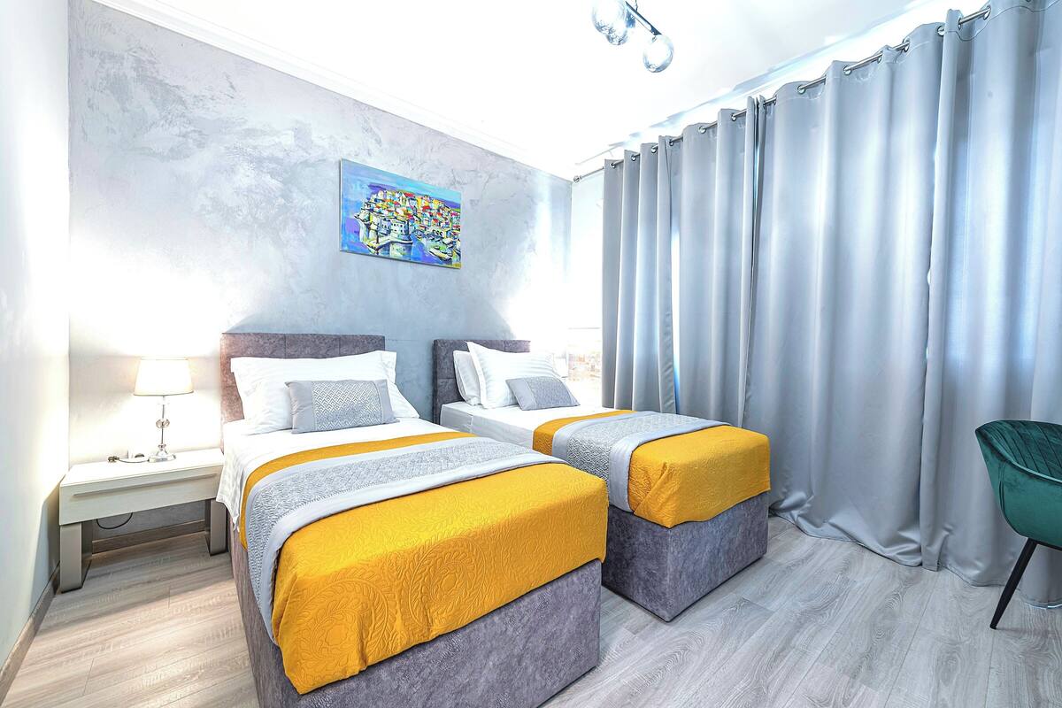 Habitación con 2 camas individuales | 1 habitación, ropa de cama de alta calidad, escritorio y wifi gratis