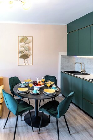 Apartment, 1 Schlafzimmer, Gartenblick | Eigene Küche | Kühlschrank, Wasserkocher mit Kaffee-/Teezubehör, Wasserkocher