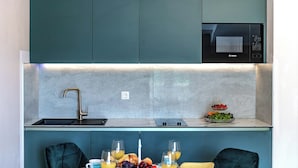 Departamento, 1 habitación, vista al jardín | Cocina privada | Cafetera y tetera, refrigerador y tetera eléctrica