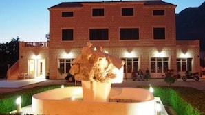 Vista frontal de la propiedad