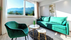 Habitación Deluxe con 2 camas individuales, balcón | Área de sala de estar | Televisión de pantalla plana