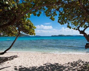 Sur la plage, chaise longue, serviettes de plage