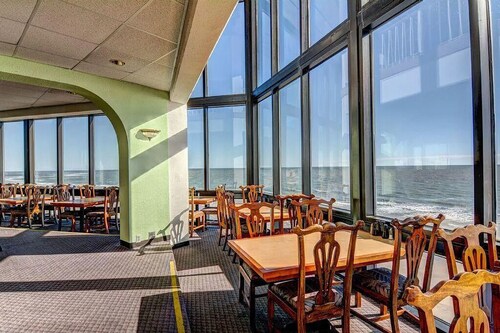 Nice 2 bdrm Beachfront condo with the best views, 2 pools, AC, sports court plus