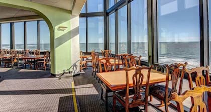 Nice 2 bdrm Beachfront condo with the best views, 2 pools, AC, sports court plus