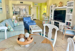 Smart TV, lareira, DVD player, livros
