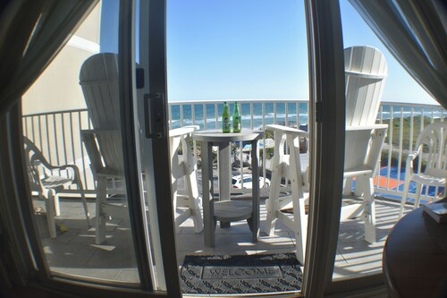 Nice 2 bdrm Beachfront condo with the best views, 2 pools, AC, sports court plus