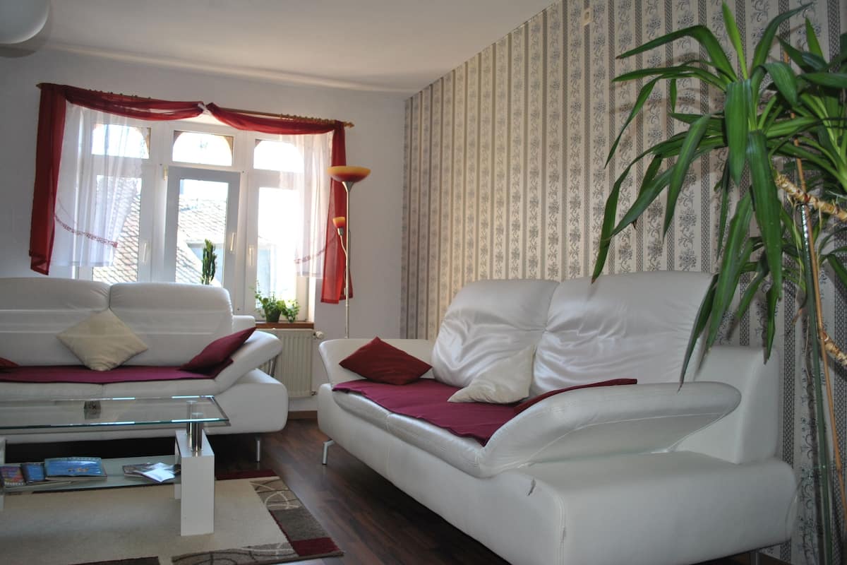 Appartement, 2 slaapkamers | Woonkamer | Een flatscreentelevisie
