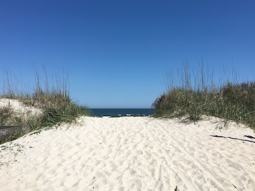 Oceanfront+Pet-friendly+1st floor+Near North End Pier & Freeman Park