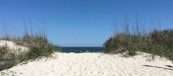 Oceanfront * Lemmikkieläinystävällinen * 1. kerros * North End Pier & Freeman -puiston lähellä