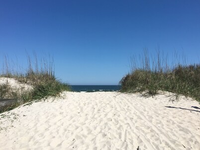 Oceanfront+Pet-friendly+1st floor+Near North End Pier & Freeman Park